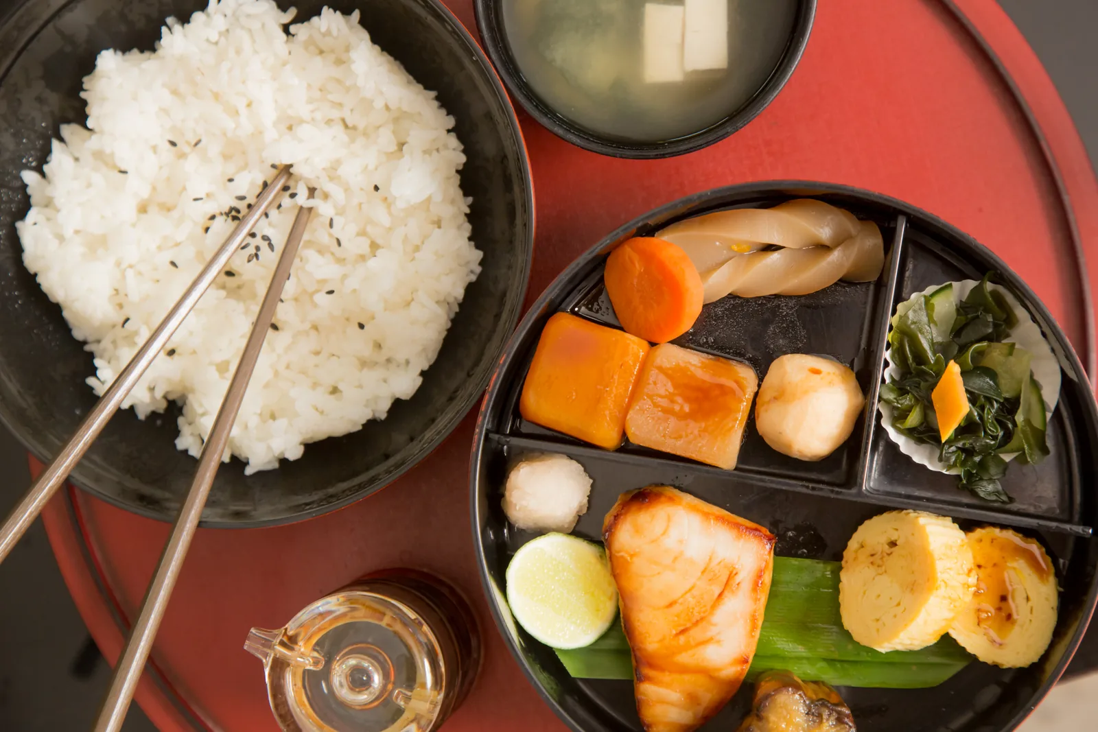 和食朝食のイメージ（御膳セット）